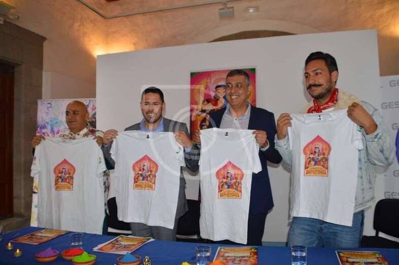 Miembros  de la comunidad indostánica del sur de la isla posan con las autoridades municipales durante la presentación del programa del carnaval (Foto TA)